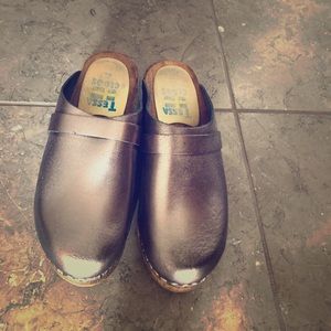 Super cute *Silver* Tessa Clogs